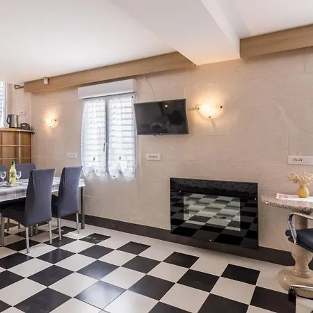 Apartment Fuer 2 Personen In Okrug Gornji, Dalmatien
